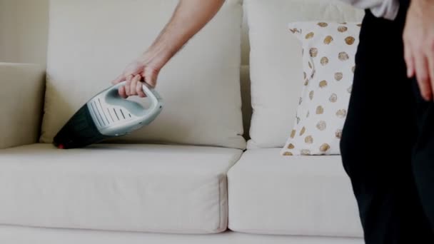 Tutup Tangan Orang Asia Membersihkan Sofa Dengan Vacuum Cleaner Ruang — Stok Video