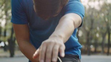 Parktaki egzersizlerden önce el kamerasıyla çekilen sporcu bacak egzersizi yapıyor..