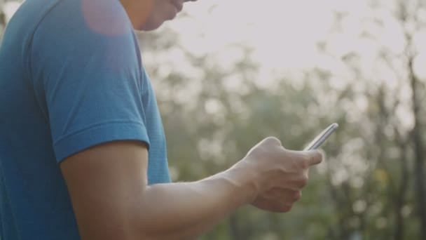Fermer Les Mains Tapant Message Sur Smartphone Homme Coureur Sportif — Video