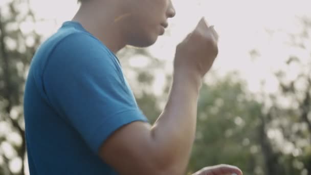 Азіатський Чоловік Користується Бездротовими Навушниками Вулиці Парку Концепція Активного Способу — стокове відео