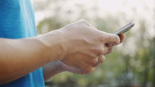 Fitness Muž Běžec Pomocí Smartphone Chatování Přáteli Během Přestávky Cvičení — Stock video