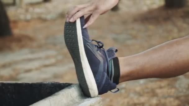 公園で練習する前に足を伸ばすアスレチックマン — ストック動画