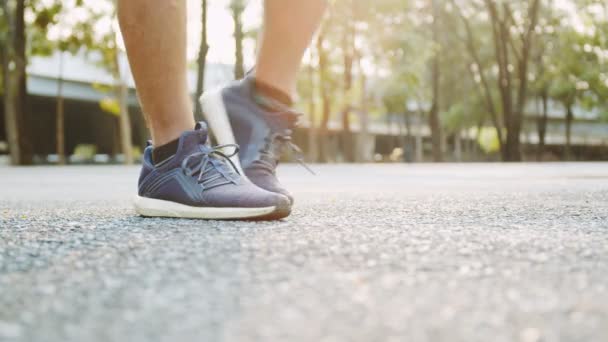 Atleta Corridore Uomo Nei Suoi Vestiti Allenamento Allungando Gambe Preparandosi — Video Stock