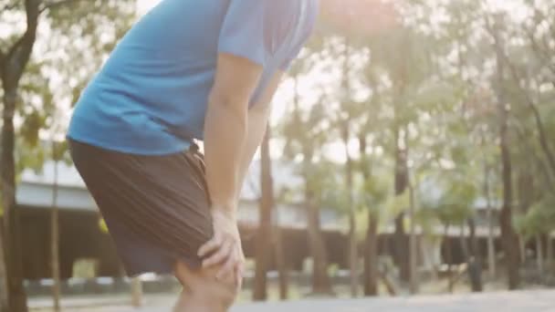 Aziatisch Man Runner Zijn Workout Kleding Stretching Zijn Benen Klaar — Stockvideo