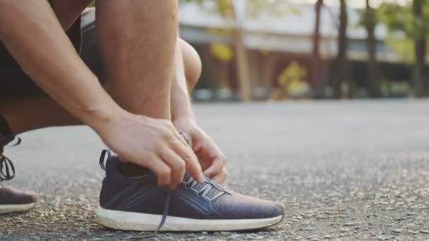 Asiatisk Man Idrottsman Binda Jogging Skor Förbereda Sig För Löpning — Stockvideo