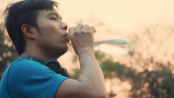 Uomini Asiatici Atleta Corridore Prendendo Una Pausa Bere Acqua Con — Video Stock