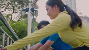 Mutlu, genç, beyaz bir çift gün batımında şehir merkezinde çalışmaya hazırlanıyor..