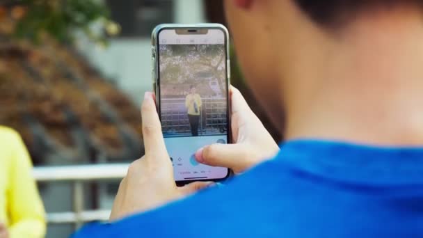 Gelukkig Jong Sportief Paar Het Nemen Van Een Pauze Uit — Stockvideo