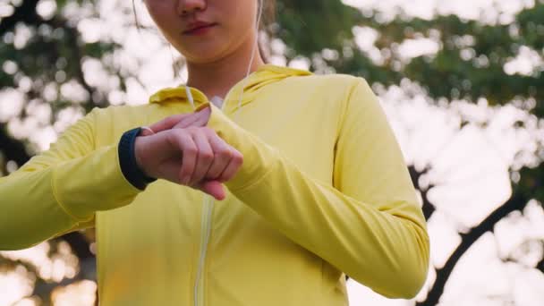Mujer Atlética Midiendo Ritmo Cardíaco Reloj Inteligente Mientras Descansa Después — Vídeos de Stock
