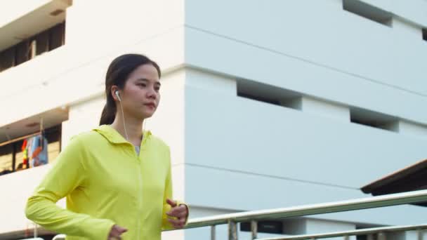 Asiática Mujer Corriendo Calle Vista Hermosa Puesta Sol Atleta Deporte — Vídeos de Stock