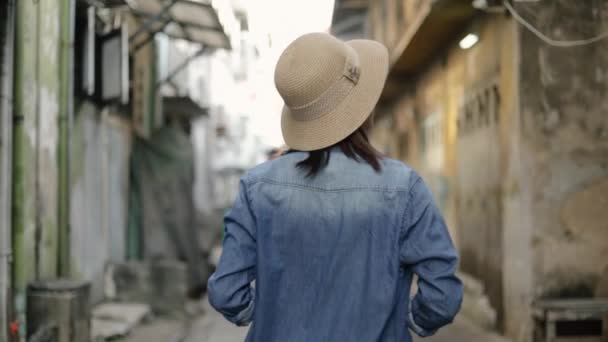 Πορτρέτο Της Νεαρής Ασιάτισσας Ταξιδιώτη Φορώντας Ρετρό Καπέλο Fedora Πόδια — Αρχείο Βίντεο