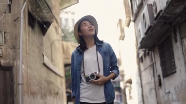 Sourire Une Jeune Voyageuse Asiatique Portant Chapeau Rétro Fedora Marchant — Video