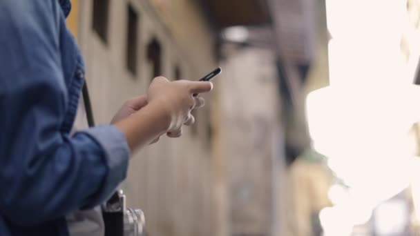 Närbild Händer Unga Asiatiska Resenären Med Hjälp Smartphone Dela Sociala — Stockvideo