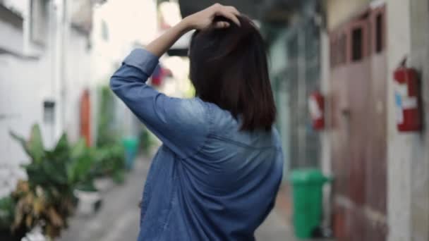 Beautiful Smiling Young Woman Traveler Looking Camera Use Film Camera — Stock Video