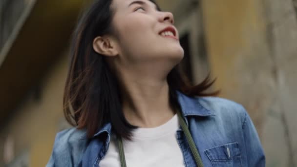 タイのバンコクの小さな通りを歩いている若い女性の白人観光客 休日の夏に旅行を楽しむ ソロ旅行のコンセプト — ストック動画