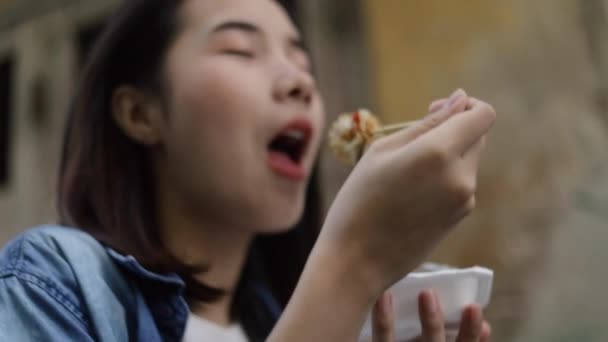 Ασιάτισσα Ταξιδιώτισσα Τρώει Κινέζικα Ζυμαρικά Απολαμβάνοντας Καλοκαίρι Των Διακοπών Νέοι — Αρχείο Βίντεο