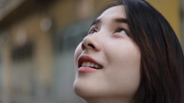 Młoda Azjatka Dziewczyna Hipster Podróżnik Patrząc Górę Architektury Retro Małej — Wideo stockowe