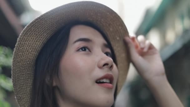 Portret Azjatyckiej Dziewczyny Hipster Podróżnik Noszenie Kapelusza Retro Fedora Patrząc — Wideo stockowe