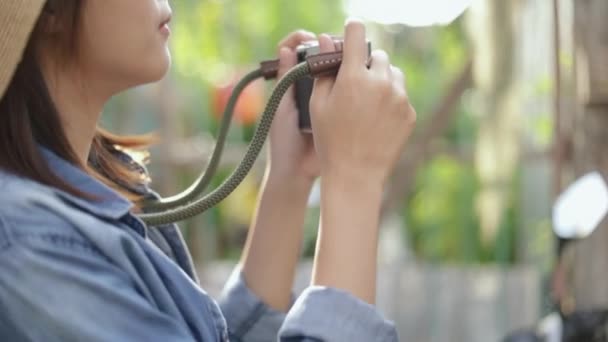 Portret Van Aziatische Vrouw Dragen Retro Fedora Hoed Gebruik Film — Stockvideo