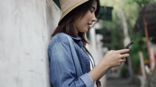 Attrayant Asiatique Femme Portant Rétro Chapeau Fedora Utilisant Message Dactylographie — Video