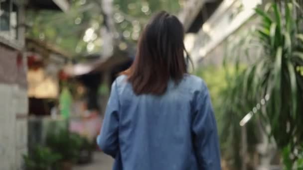 Aantrekkelijke Aziatische Vrouw Reiziger Hardlopen Voelt Ontspannen Bellen Mee Komen — Stockvideo