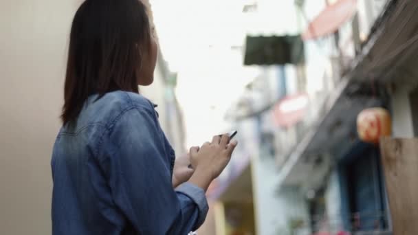 Atractiva Mujer Asiática Usando Teléfono Inteligente Que Encuentra Mapa Una — Vídeos de Stock