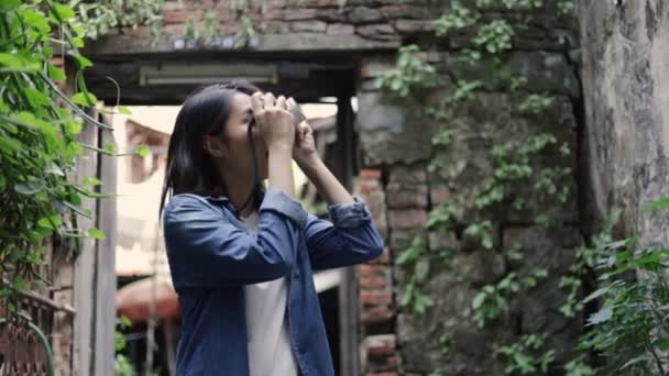 Retrato Hermosa Mujer Hipster Usar Cámara Cine Tomando Una Foto — Vídeos de Stock