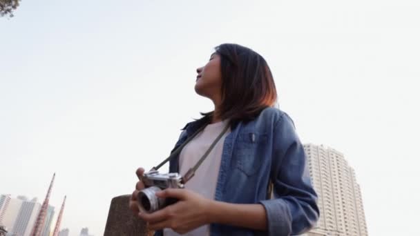 Ελκυστική Ασιατική Γυναίκα Ταξιδιώτη Χρησιμοποιούν Φωτογραφική Μηχανή Ταινία Λαμβάνοντας Μια — Αρχείο Βίντεο