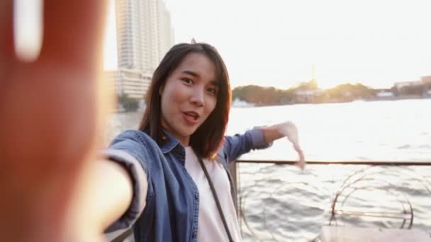 Красивая Азиатка Делает Селфи Смартфоне Молодая Азиатская Девушка Туристическая Поездка — стоковое видео
