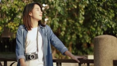 Güzel Asyalı kadın portresi. Bangkok Tayland 'da huzurlu bir gün batımının keyfini çıkarıyor. Yaz tatili tatilinin keyfini çıkarıyor..