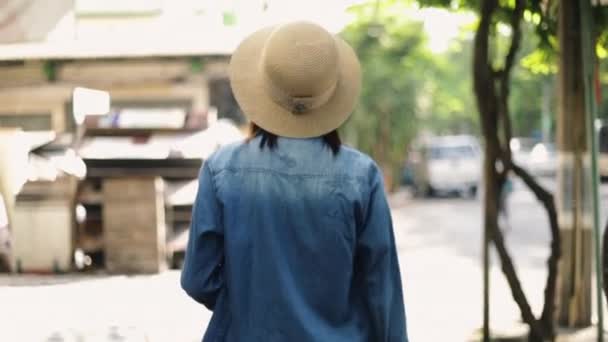 在泰国曼谷 年轻的亚洲女旅行家头戴复古礼帽走在街上 享受暑假旅行的乐趣 个人旅行概念 — 图库视频影像