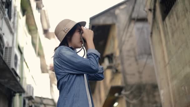 有魅力的亚洲女性旅行者头戴复古礼帽 用相机拍照 暑假旅途愉快 个人旅行概念 — 图库视频影像