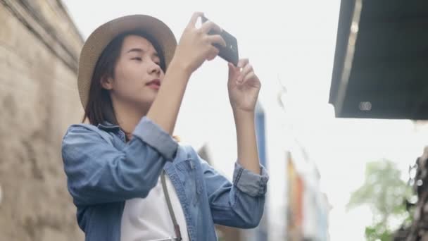 Retrato Linda Mulher Hipster Vestindo Chapéu Retro Fedora Usando Smartphone — Vídeo de Stock