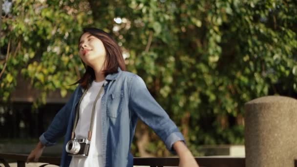 Potret Wanita Asia Yang Cantik Menikmati Matahari Terbenam Yang Damai — Stok Video