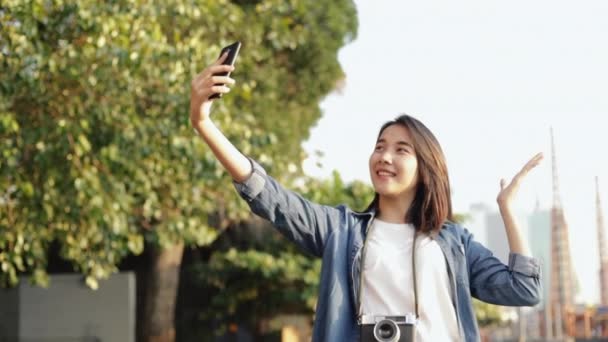 Piękna Azjatka Robi Selfie Wideo Czat Przyjaciółmi Dzieląc Wakacje Przyjemności — Wideo stockowe