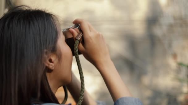 タイのバンコクの小さな通りで写真を撮るフィルムカメラを使ってアジアの女性旅行者 ライフスタイルの休暇の夏のソロ旅行 — ストック動画