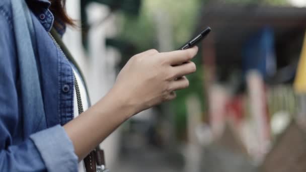 Hände Der Nähe Tippen Eine Nachricht Auf Dem Smartphone Surfen — Stockvideo