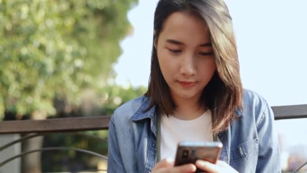 Joven Turista Asiática Desplazándose Alimenta Comunicación Redes Sociales Teléfonos Inteligentes — Vídeo de stock