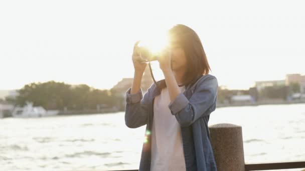 Hermosa Joven Viajera Asiática Tomando Una Foto Con Cámara Cine — Vídeo de stock