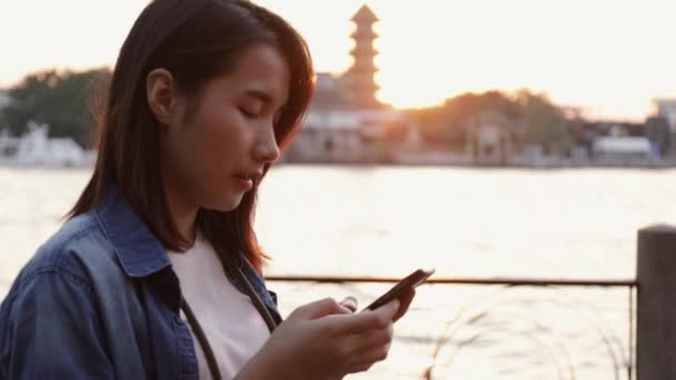 Hermosa Mujer Asiática Usando Teléfono Inteligente Enviar Mensaje Sus Amigos — Vídeos de Stock