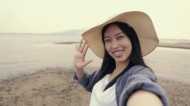 Güzel, Asyalı genç bir bayan arkadaşlarıyla sohbet ediyor, tatilin tadını çıkarıyor..