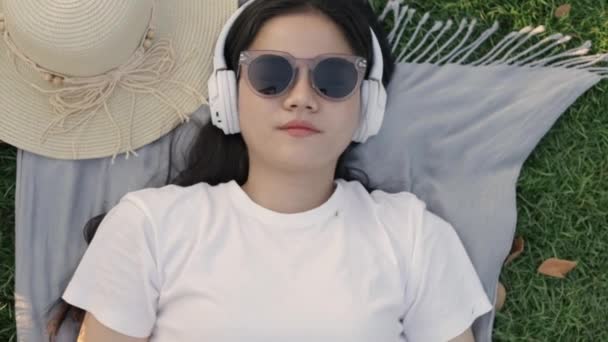 Lachen Van Een Aziatische Vrouw Met Een Zonnebril Een Koptelefoon — Stockvideo