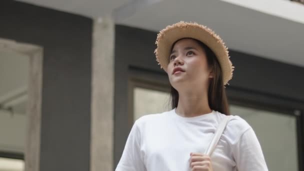 在古城的一条小街上 年轻美丽的亚洲女子站在外面张望 非常迷人 在泰国度过一个愉快的自由旅行周末 — 图库视频影像