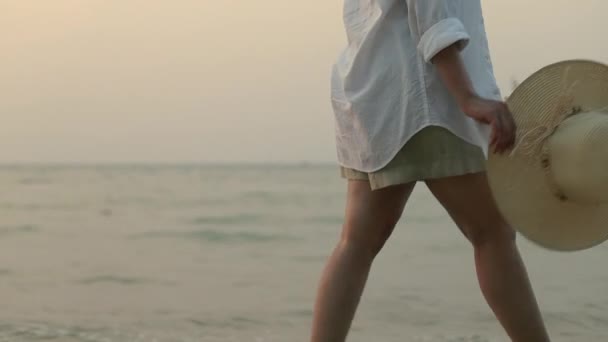 Feche Feliz Mulher Asiática Segurando Chapéu Fedora Durante Caminhada Praia — Vídeo de Stock