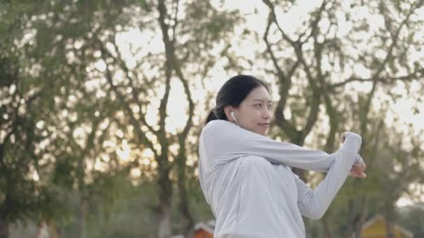 Belle Coureuse Asiatique Athlète Écoutant Musique Portant Des Vêtements Sport — Video