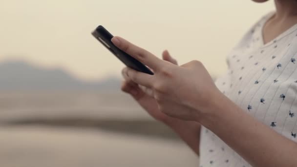 Close Mujer Adolescente Asiática Usando Smartphone Vacaciones Escribiendo Mensajes Compartiendo — Vídeos de Stock