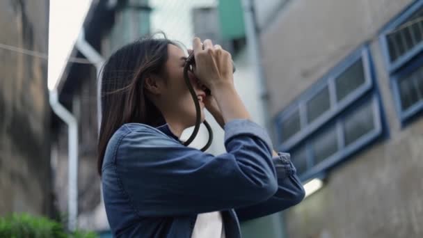 Mujer Asiática Viajera Usando Una Cámara Cine Tomando Una Foto — Vídeos de Stock