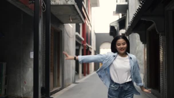 Vonzó Gyönyörű Ázsiai Lány Élvezi Szórakoztató Nyaralás Hétvégi Utazás Óvárosban — Stock videók