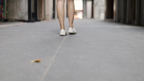 Närbild Ben Kvinna Promenader Liten Gata Gamla Stan — Stockvideo