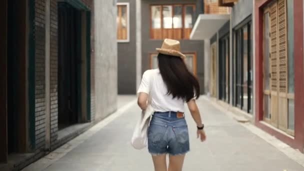 Привлекательная Красивая Азиатская Женщина Призывает Прийти Вместе Ней Наслаждаясь Весело — стоковое видео